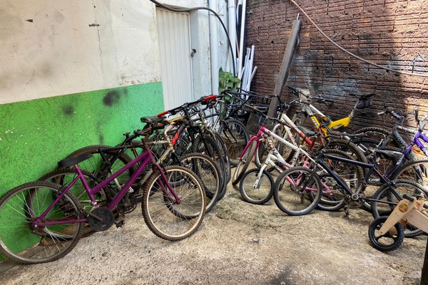 Empresário arrecada bicicletas usadas para restaurá-las e doá-las a crianças carentes de Patos de Minas
