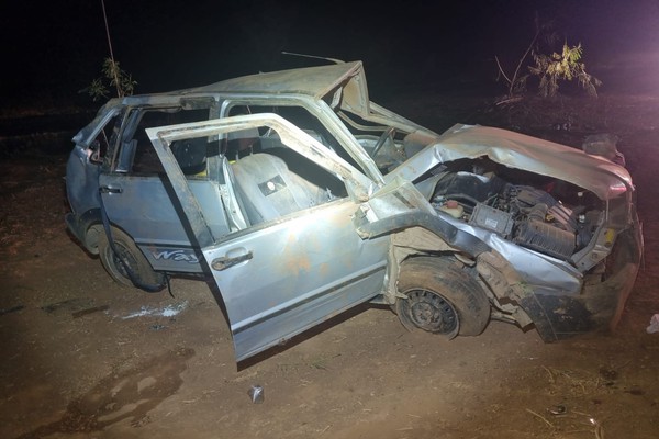 Motorista, esposa e cunhada ficam presos às ferragens após carro capotar na MGC 354