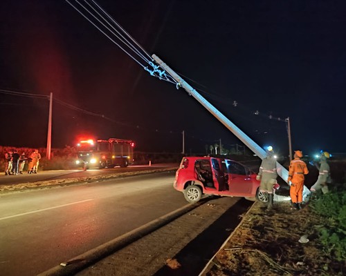 Jovem de 19 anos fica ferido após bater violentamente contra poste e interdita pista em Patos de Minas