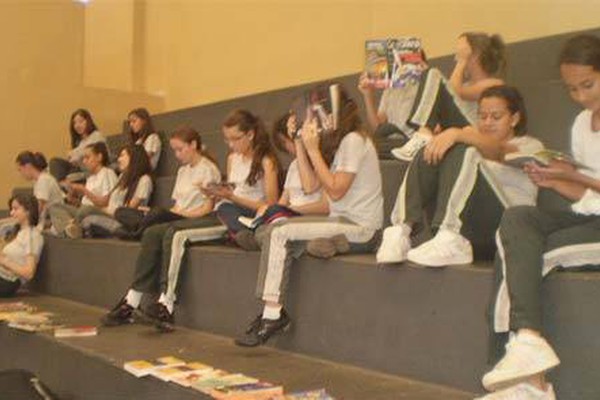 Projeto de leitura do Tiradentes leva cidadania e conhecimento a estudantes