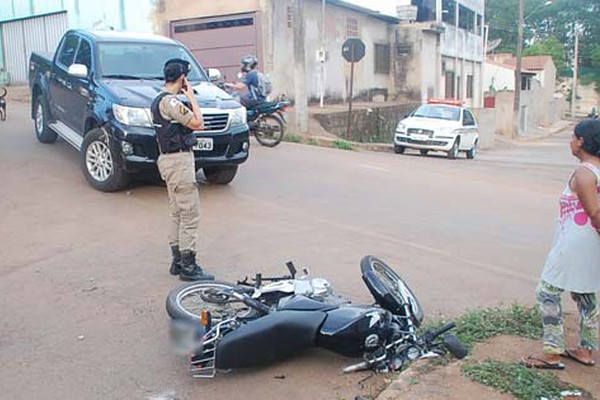 Motorista tenta conversão em descida e motociclista é atingido quando passava pela direita