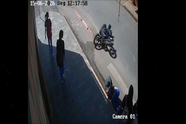 Vídeo mostra adolescente sendo atropelado por bicicleta elétrica e morador faz alerta em Patos de Minas