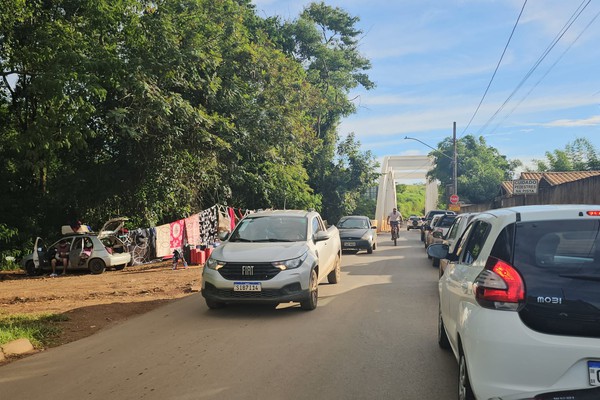 Mulher pula da ponte do Rio Paranaíba e é salva por motociclista que passava bem na hora