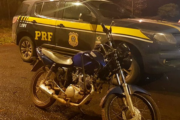 PRF prende jovem de 18 anos com motocicleta adulterada na BR365, em Patos de Minas