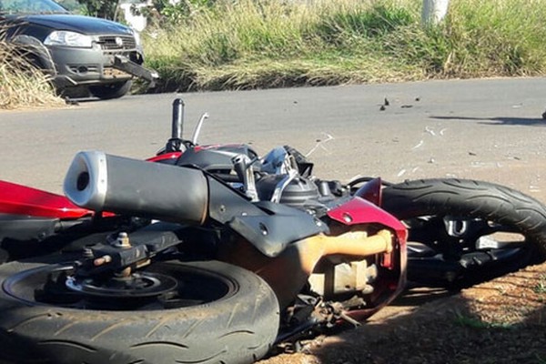 Motociclista fica ferido ao colidir com veículo em Presidente Olegário