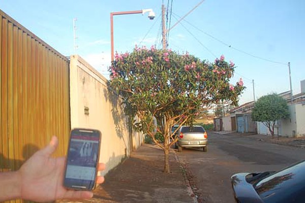 Moradores se unem contra onda de furtos e instalam Olho Vivo em bairro de Patos de Minas