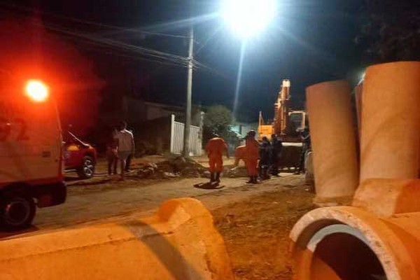 Samu e Bombeiros resgatam motociclista que caiu em buraco de obra na rua São Geraldo