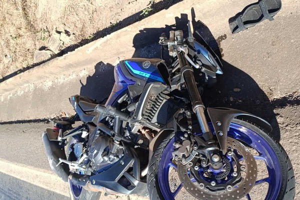 Casal fica ferido após perder controle de motocicleta na BR-365 em Patos de Minas