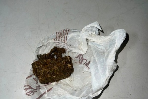 Foragido da justiça é preso debaixo de estante ao invadir residência em tentativa de fuga; os policiais apreenderam maconha