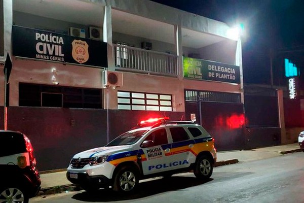 Servidor com sintomas de embriaguez atira para o alto e vai parar na delegacia; pistola foi apreendida