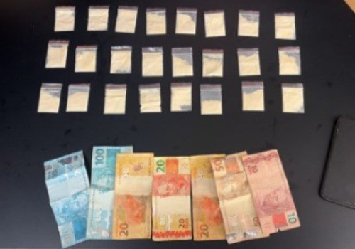 Casal acusado de promover delivery de drogas em Patrocínio é preso com 24 papelotes de cocaína