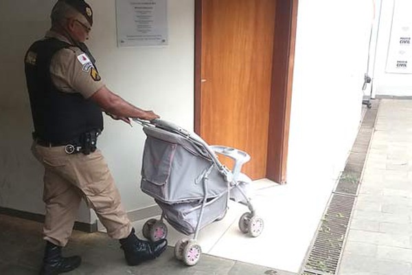 Em dificuldades, mulher usa o carrinho do bebê para furtar mercadorias em supermercado