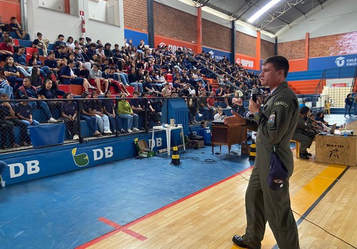 Esquadrilha da Fumaça leva palestra a alunos de Patos de Minas e fala sobre a carreira na Força Aérea Brasileira