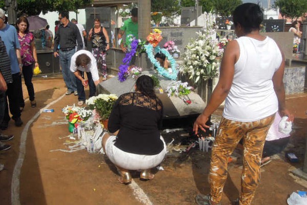 Dia de Finados leva milhares de pessoas ao Cemitério de Santa Cruz em Patos de Minas