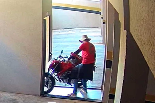 Alerta: bandido se passa por entregador e furta moto trancada em garagem de prédio