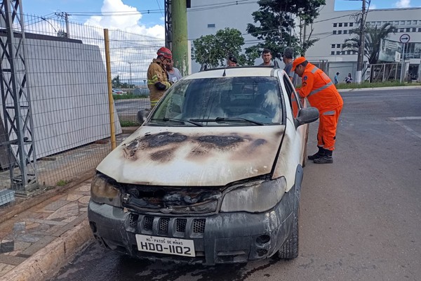 Incêndio em veículo ao lado de posto de combustíveis mobiliza Corpo de Bombeiros em Patos de Minas