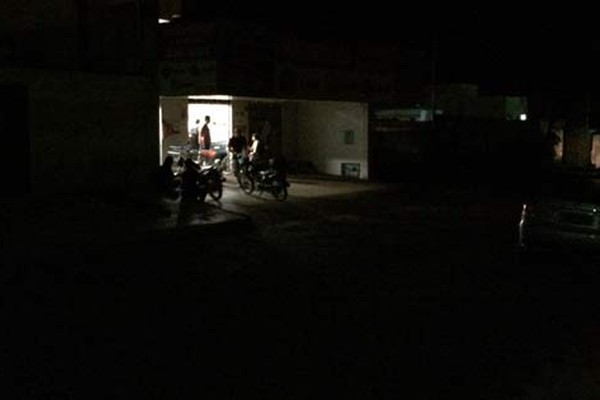 Luzes apagadas durante a noite e acesas pelo dia: moradores cobram providências