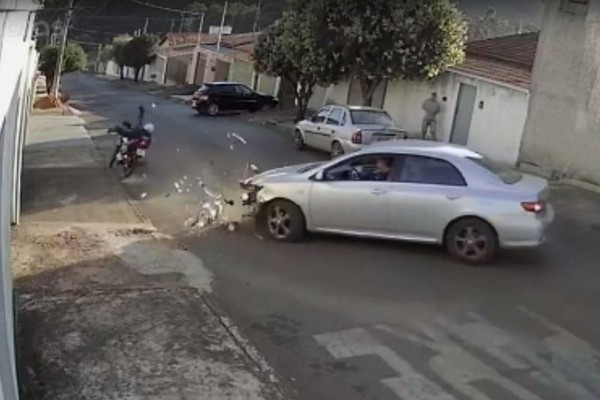 Vídeo mostra adolescente em motocicleta avançando parada e batendo em veículo e lixeira