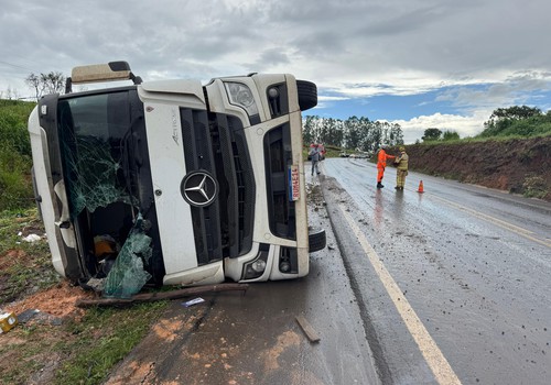 Carreta carregada com cerveja tomba na BR 365 e motorista fica ferido; carga não foi saqueada