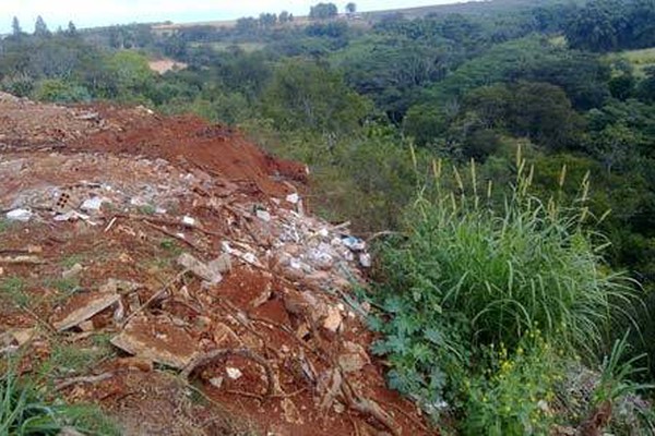 Codema denuncia despejo de entulho e lixo às margens do Rio Paranaíba