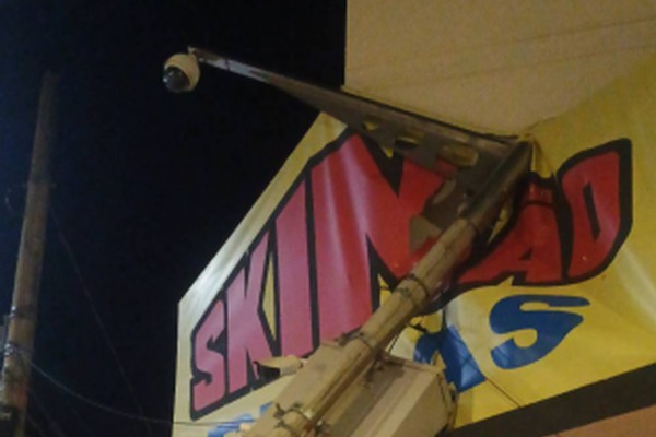 Motorista tenta recuperar objetos furtados e atinge poste do Olho Vivo; o bandido foi preso