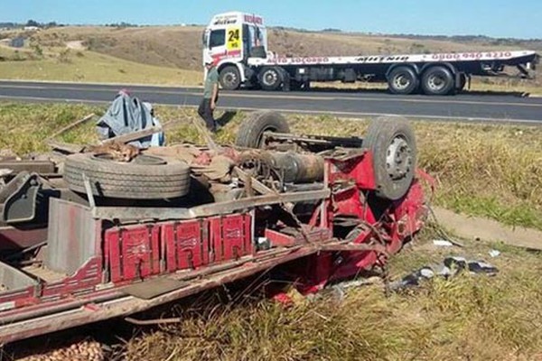 Motorista morre após caminhão capotar na BR-146 próximo de Serra do Salitre