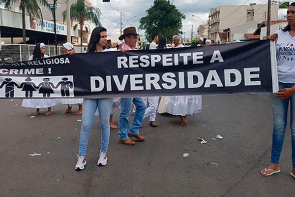 Centro Espírita participa de desfile no aniversário de Patos de Minas e pede o fim da intolerância religiosa