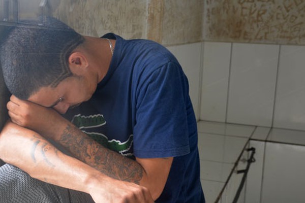 Jovem com várias passagens policiais é preso novamente por tráfico de drogas em Patos de Minas