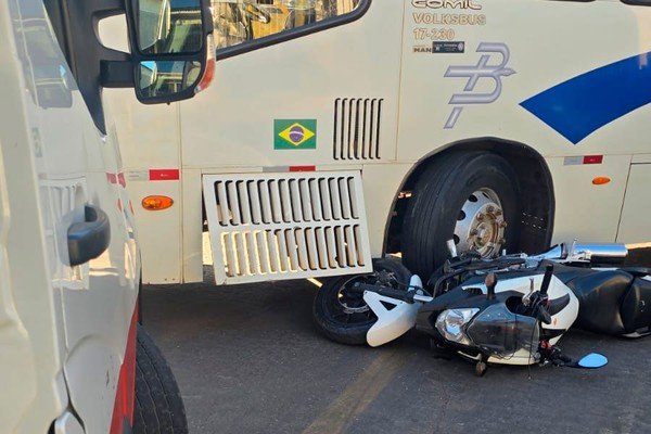 Moto quase para debaixo de ônibus e condutor fica ferido em acidente no bairro Aurélio Caixeta