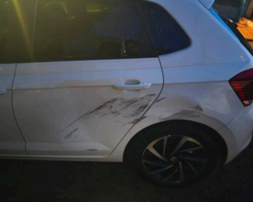 Motorista é preso após bater em carro estacionado e em árvore em Patos de Minas