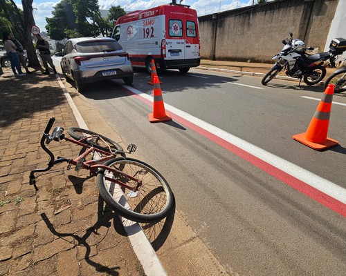 Ciclista sofre grave ferimento na cabeça após acidente com carro no bairro Santo Antônio