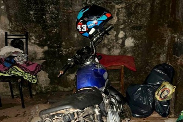 Polícia encontra pedras de crack e motocicleta furtada escondida em residencia, em Patos de Minas
