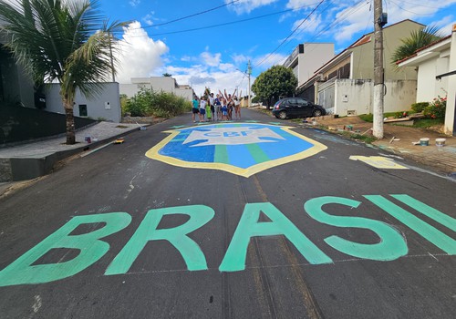 Moradores se unem para decorar ruas e entram no clima da Copa do Mundo em Patos de Minas