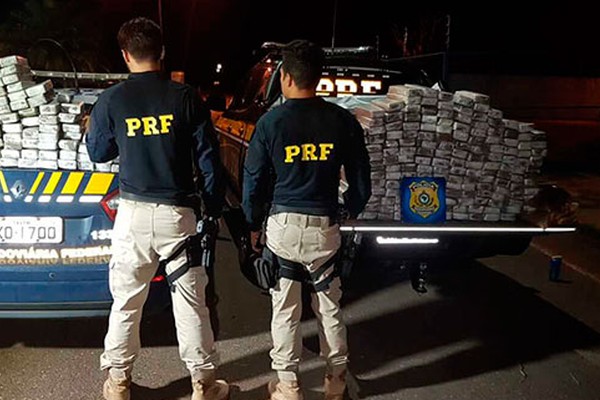 Dupla que levava 267 tabletes de maconha com foto de Pablo Escobar é presa pela PRF em Patos de Minas