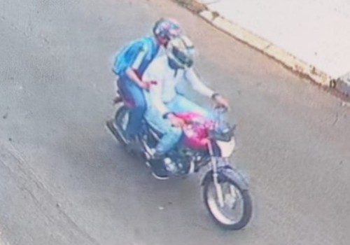 Homem assalta padaria e foge em garupa de motocicleta com comparsa, no bairro Nova Floresta