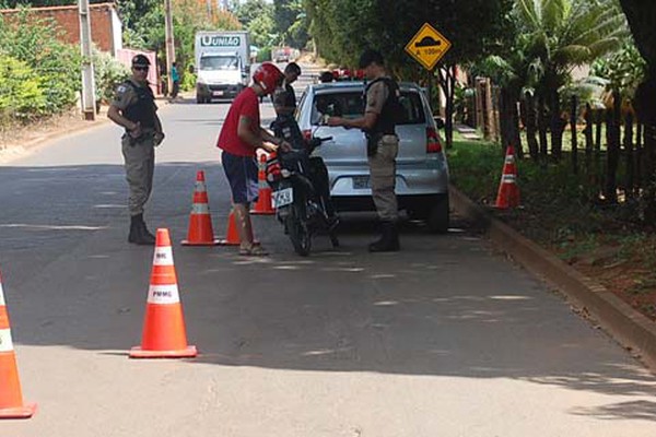 Policiais do Pelotão de Trânsito fazem blitzes para conter onda de acidentes em Patos de Minas