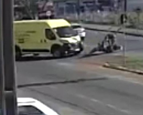 Motociclista de 24 anos fica ferido em acidente com van em Patos de Minas; veja o vídeo