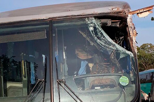 Ônibus da Expresso Planalto se envolve em acidente entre Lagamar e Presidente Olegário 