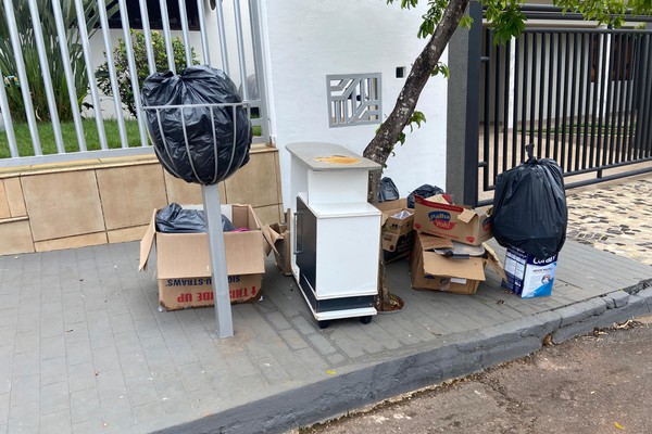 Moradores alegam que estão há quase uma semana sem coleta de lixo e cobram providências