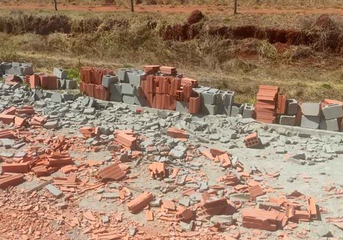 Materiais de construção desabam de carreta e obstruem parte de estrada em distrito de Patos de Minas