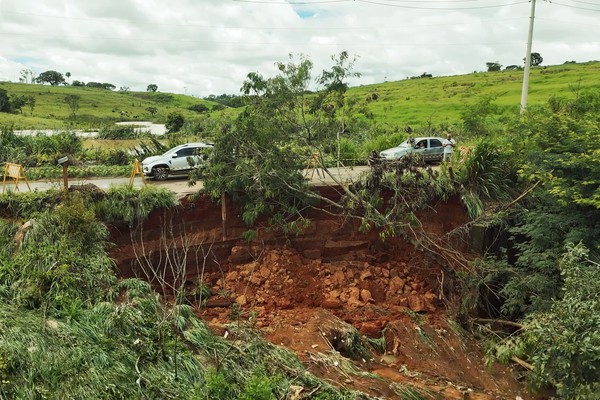 Estrada logo após a ponte do Rio Paranaíba tem base comprometida e pode desmoronar