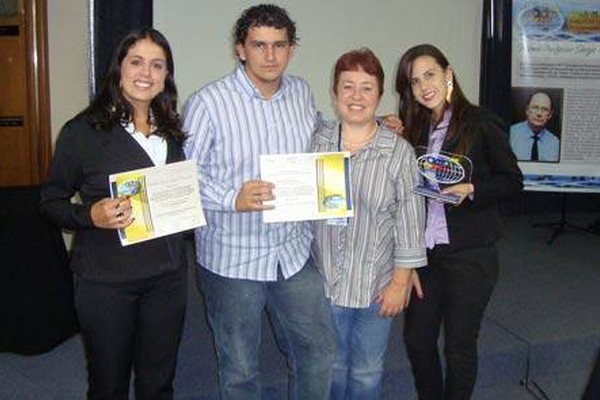 Alunos da UFV recebem Prêmio em Congresso Internacional de Administração