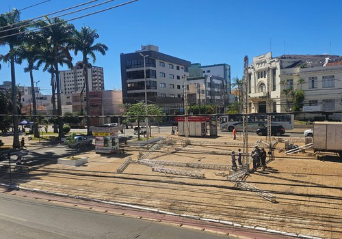 Começa montagem da Fenapraça e prefeitura anuncia show de Roberta Miranda na programação