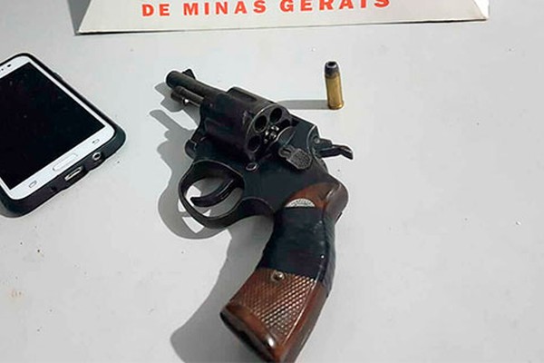 Homem de 33 anos é flagrado com arma de fogo e motocicleta furtada em Patos de Minas