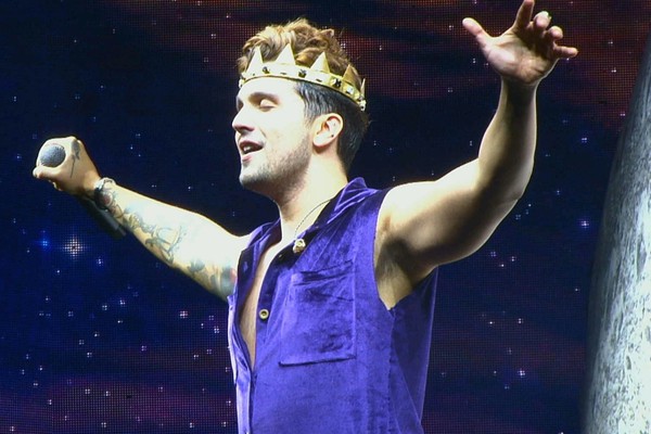 "Meteoro" cria um túnel do tempo e faz o público pular na arena da Fenamilho; veja ao vivo