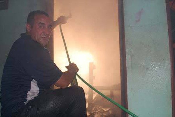 Incêndio destrói residência no Vila Rosa e bombeiros de folga têm que ser chamados