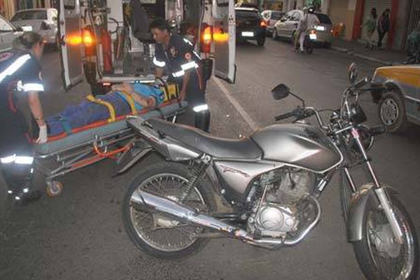 Motorista foge ao atingir motociclista de 54 anos no centro de Patos de Minas