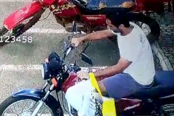 Criminoso furta motocicleta, sai sem capacete e olho vivo registra toda a ação em Patos de Minas