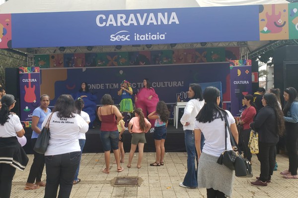 Caravana Sesc traz shows e muitas brincadeiras e movimenta o centro de Patos de Minas