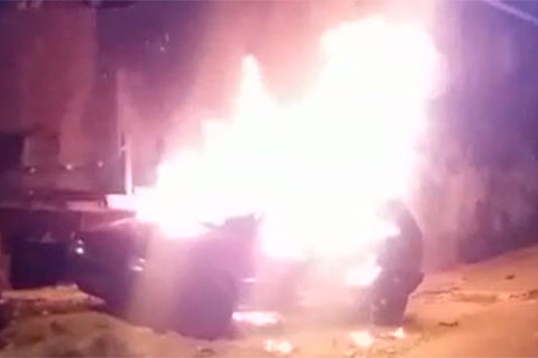 Incêndio criminoso durante a madrugada deixa veículo destruído no Nossa Senhora Aparecida